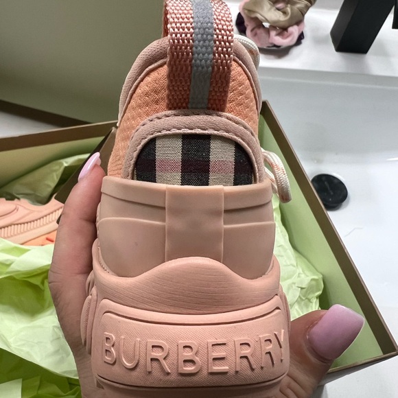 Kids mini arthur knit Burberry tennis shoes. Never worn. Size 11 US with box - Picture 2 of 6